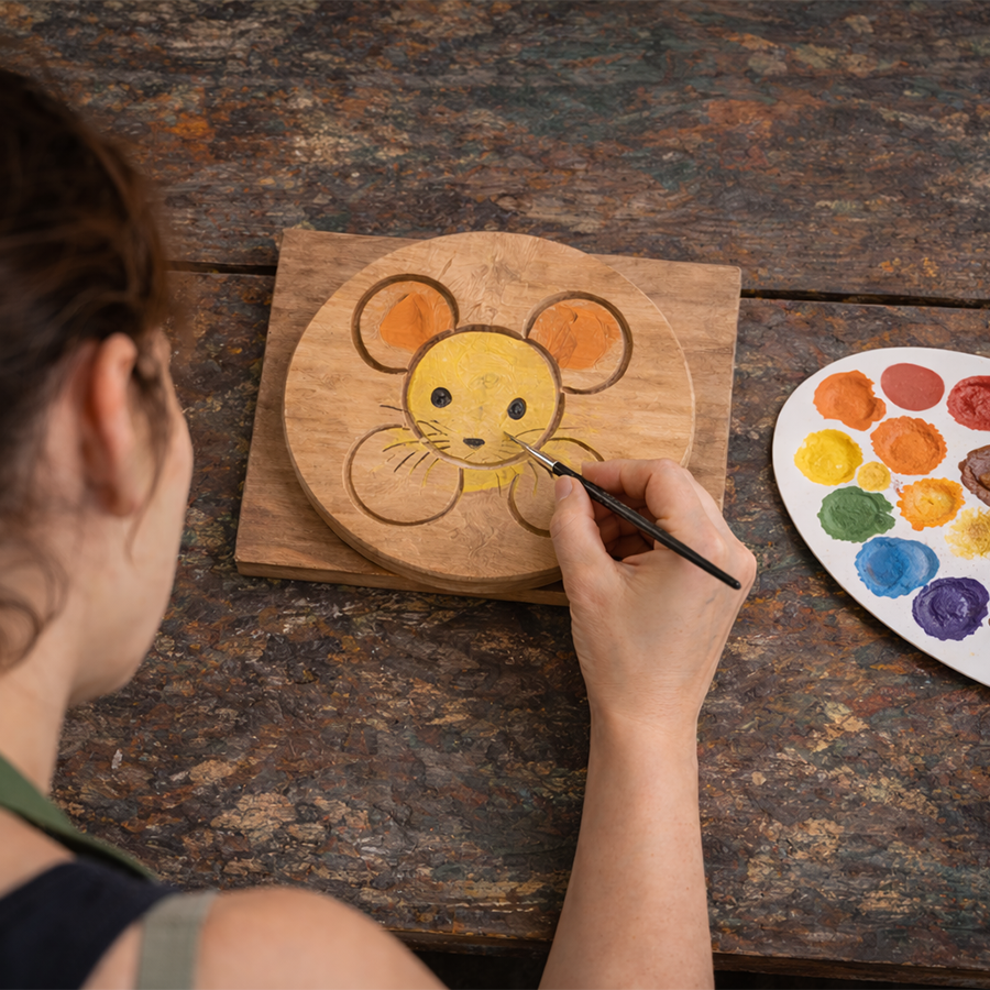 Wood carving and painting workshop at Ruong House